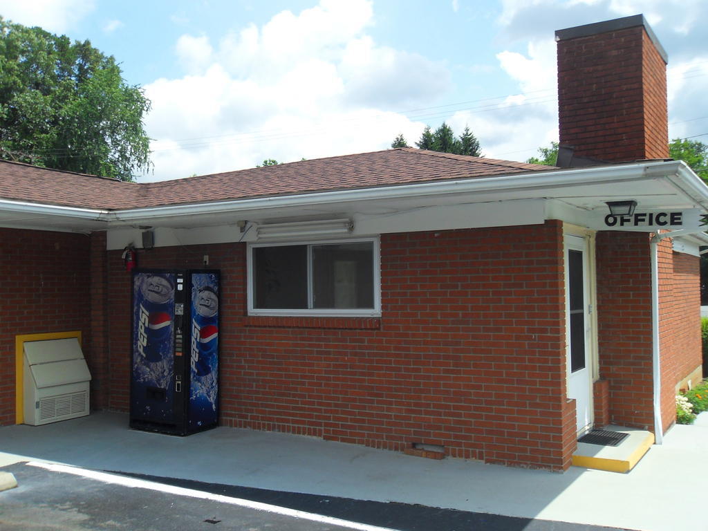 Acorn Motel - Black Mountain Exterior photo